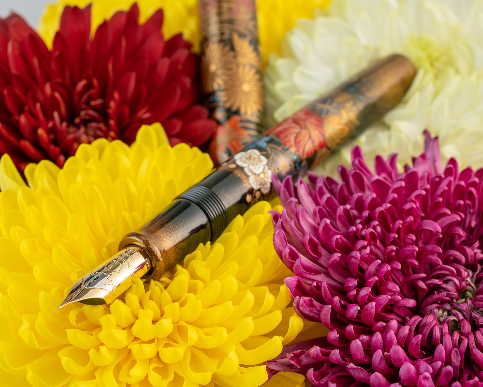 Namiki Emperor Blooming Flowers in Profusion Fountain Pen - Medium 18K Nib - Limited Edition